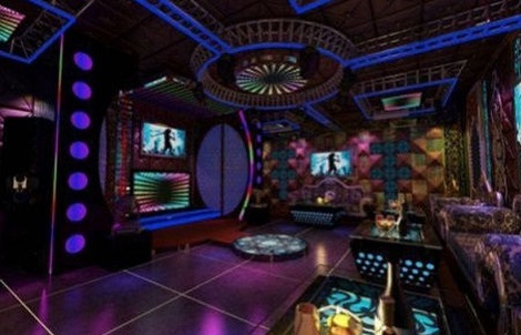 Nữ nhân viên trẻ đẹp bị thanh niên khống chế, hiếp dâm ngay tại quán karaoke