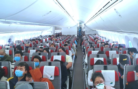 Gần 300 người Việt Nam từ Nga về nước