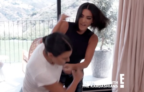 Chị em Kim Kardashian bị chê "làm trò" khi đánh nhau trên truyền hình