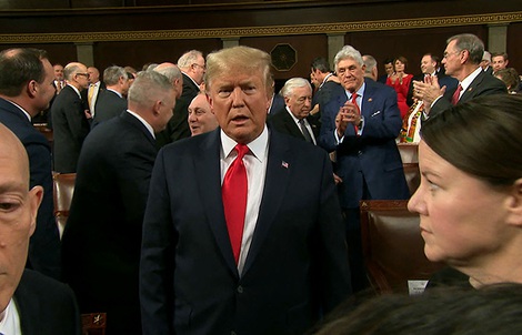 Sắp thoát luận tội, Tổng thống Trump "trở lại mạnh mẽ"