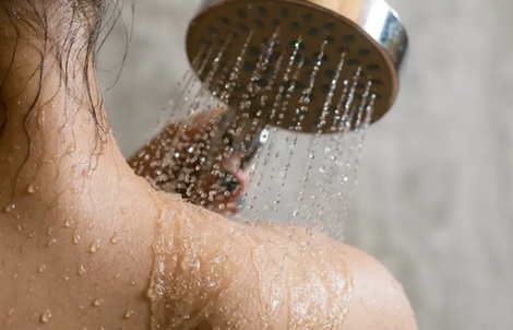 Mùa dịch phải tắm đêm: Làm sao để an toàn?