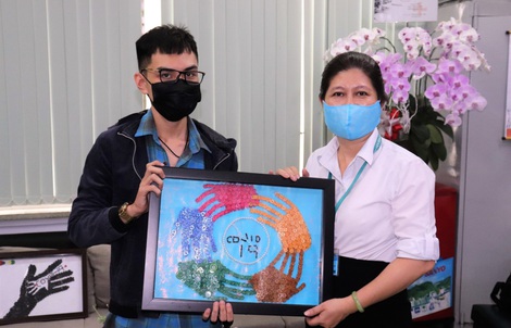 Chàng trai biến rác nhựa thành tranh