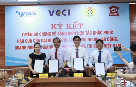 Khuyến nghị hỗ trợ người lao động và doanh nghiệp dệt may, da giày túi xách bị ảnh hưởng bởi COVID-19