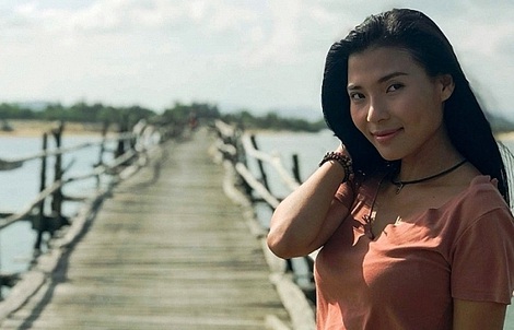 Thúy Diễm ngại ngần với cảnh nóng trong “Cát đỏ”