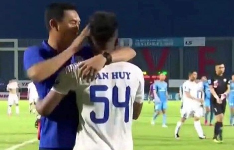 HLV, cầu thủ và những lời xin lỗi trong bóng đá!
