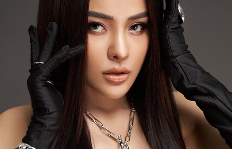 Sau lệnh cấm diễn vì hở hang, Ngân 98 lại khiến người xem "nhức mắt"