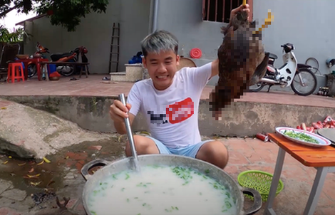 Con trai bà Tân Vlog bị phạt 7,5 triệu đồng vì đăng video "nấu cháo gà nguyên lông" gây phẫn nộ