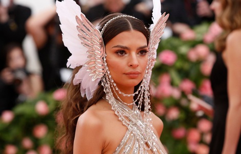 Siêu mẫu Emily Ratajkowski tố bị nhiếp ảnh gia sàm sỡ