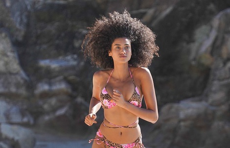 Siêu mẫu Imaan Hammam khoe dáng với bikini