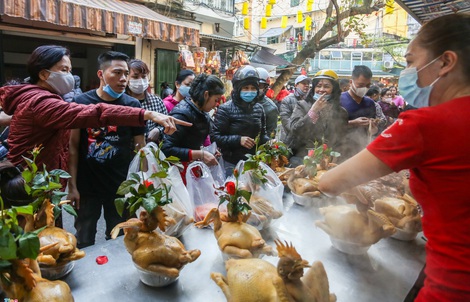 Người Hà Nội chen nhau mua gà ngậm hoa hồng cúng giao thừa