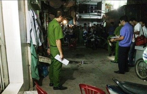 Nghi bị vợ "cắm sừng", chồng cầm dao tấn công người đàn ông cùng khu nhà trọ