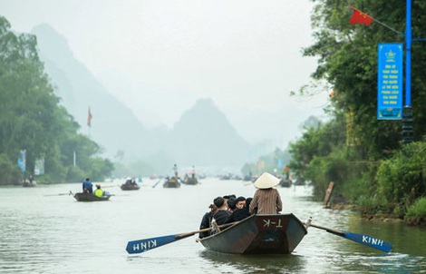Hàng vạn người đến chùa Hương trong ngày đầu mở cửa