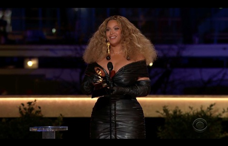 Grammy 2021: Beyonce làm nên lịch sử, Taylor Swift thắng “Album của năm”