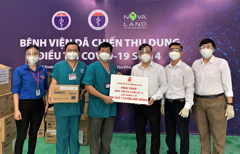 Saigon Co.op trao tặng vật phẩm y tế cho tuyến đầu chống dịch