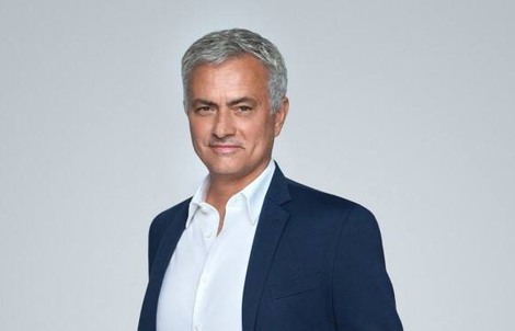 Bán đấu giá áo HLV Jose Mourinho gây quỹ mua máy thở