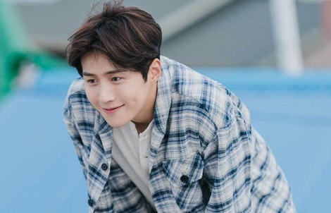 Nam diễn viên Kim Seon-ho xin lỗi vì ép bạn gái cũ phá thai