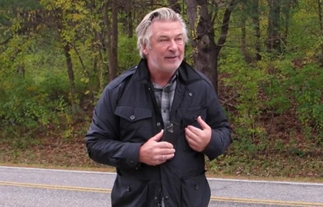 Tài tử Alec Baldwin ủng hộ giới hạn súng thật trên trường quay