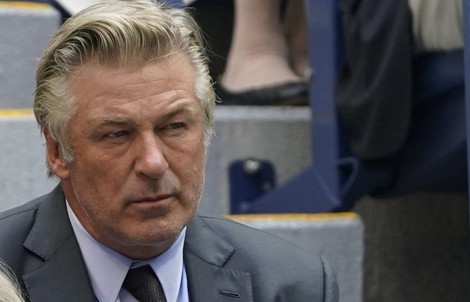 Tài tử Alec Baldwin bị kiện sau vụ bắn chết người ở trường quay