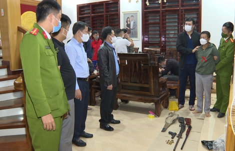 Bắt kẻ cầm đầu đường dây đánh bạc tiền tỉ, trữ nhiều súng đạn trong nhà