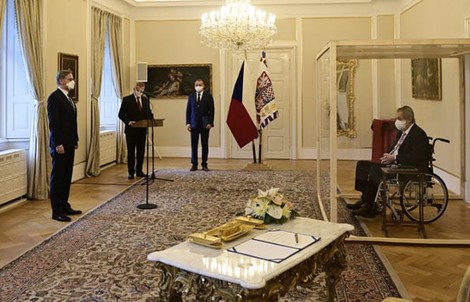 Tổng thống Czech phải ngồi trong... lồng kính để bổ nhiệm tân thủ tướng