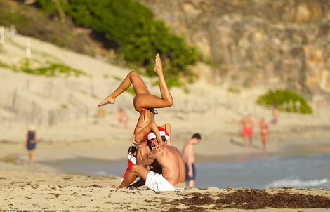 Mỹ nhân diện bikini rực lửa mừng Giáng sinh