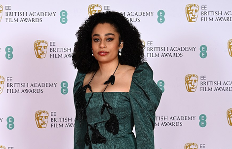 Những bộ đầm "thảm họa" tại thảm đỏ "Oscar nước Anh" BAFTA 2021