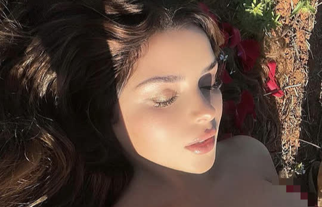 Demi Rose khoe ngực trần,  Elizabeth Hurley diện bikini  mừng ngày trái đất