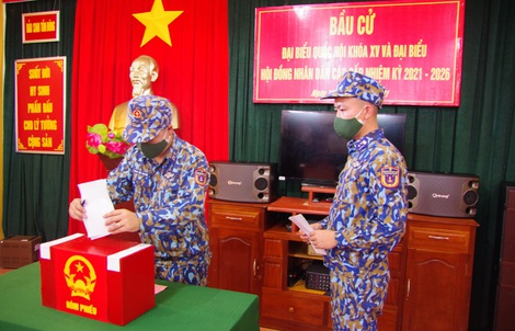Tàu Cảnh sát biển 8002 tham gia bầu cử sớm ở Trường Sa