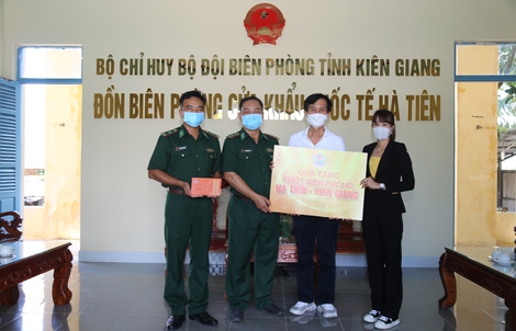 Quỹ Từ thiện Kim Oanh tặng quà cho lực lượng tuyến đầu chống dịch