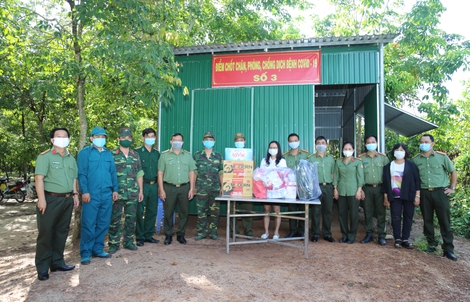 Quỹ Từ thiện Kim Oanh tặng quà động viên lực lượng chống dịch biên giới tỉnh Tây Ninh