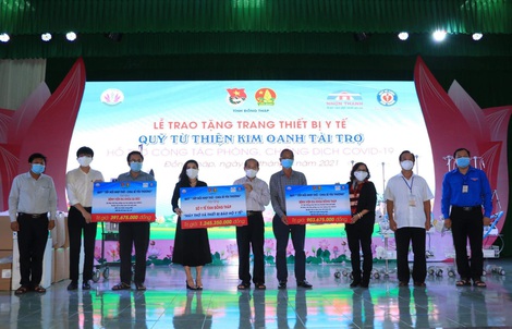 Quỹ từ thiện Kim Oanh trao tặng máy thở, vật tư y tế trị giá 2,5 tỉ đồng cho Long An và Đồng Tháp