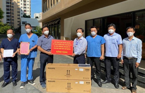 Ban Tổ chức Thành ủy TP HCM thăm, tặng quà các bệnh viện điều trị Covid-19
