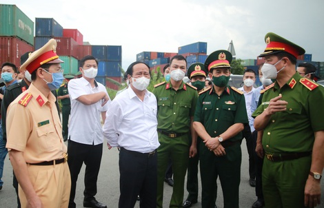 Quân đội hỗ trợ TP HCM chữa trị F0, tiêm chủng, phân phát lương thực