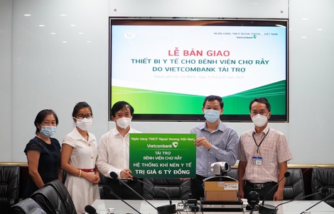 Vietcombank trao tặng trang thiết bị y tế tổng trị giá 9 tỉ đồng cho Bệnh viện Chợ Rẫy và Bệnh viện Quân y 175