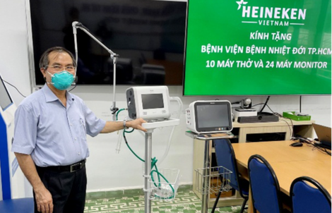 Heineken Việt Nam ủng hộ 10 máy thở và 24 máy theo dõi bệnh nhân cho bệnh viện Bệnh Nhiệt đới TP HCM