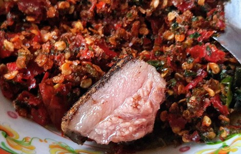 Bò nướng lụi chấm muối kiến vàng