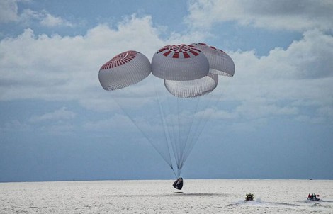 SpaceX đưa nhóm du khách không gian đầu tiên trở về an toàn