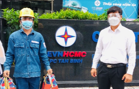 Lãnh đạo EVNHCMC thăm hỏi công nhân trực vận hành hệ thống điện