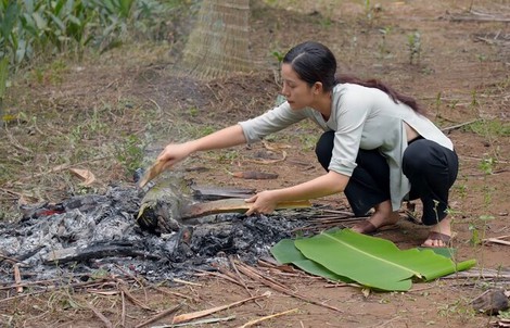 Nữ hoàng trang sức làm gà nướng đất sét miền Tây