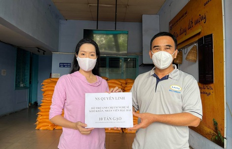 MC Quyền Linh trao tặng nghệ sĩ nghèo, công nhân sân khấu 10 tấn gạo