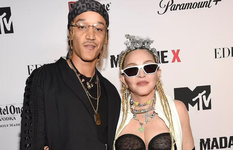 Madonna gợi cảm sánh đôi “phi công” kém 36 tuổi lên thảm đỏ