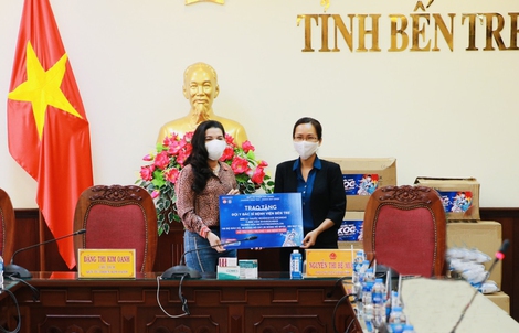 Tặng thuốc đặc trị Covid-19 cho người dân các tỉnh phía Nam