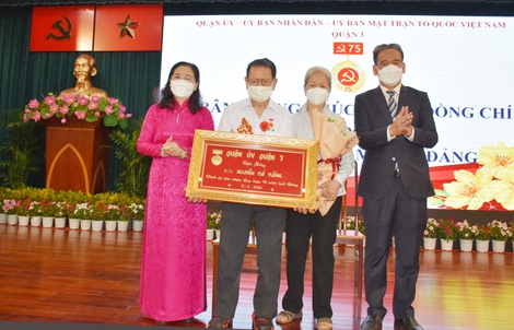 13 đảng viên ở quận 3 - TP HCM nhận Huy hiệu 75 năm tuổi Đảng