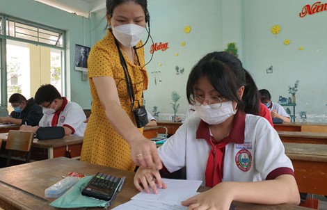 Học sinh TP HCM vui trở lại trường