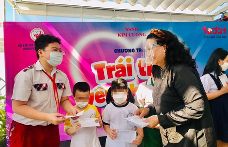 NSND Kim Cương trao 80 học bổng cho trẻ mồ côi vì Covid-19