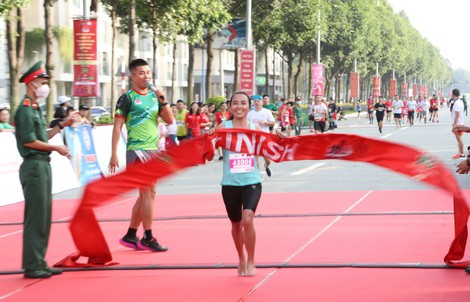 Hoàng Nguyên Thanh và Phạm Thị Bình vô địch marathon quốc tế Bình Dương