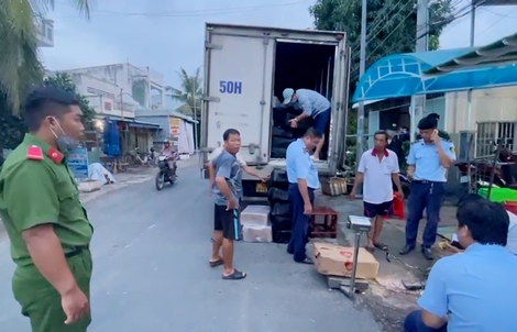 Tài xế quê Quảng Bình bị bắt quả tang chở hàng lậu ở An Giang