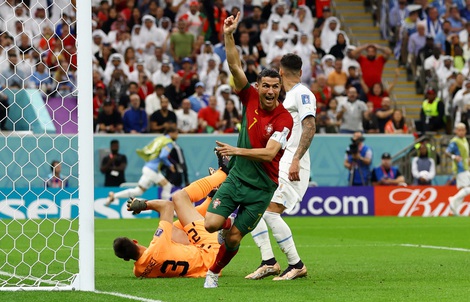 Ronaldo ăn mừng hụt kỷ lục, cộng đồng mạng đua nhau chế nhạo