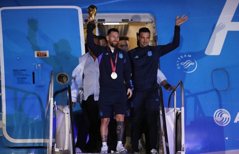 Messi gặp sự cố hy hữu khi diễu hành ăn mừng tại Argentina