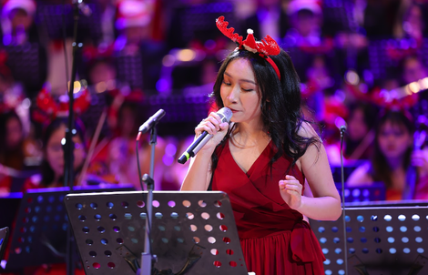 Mỹ Anh tươi trẻ trong đêm hòa nhạc giáng sinh